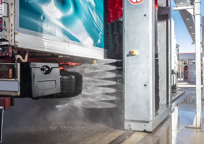 Foto ISTOBAL reduce un 35% el consumo eléctrico en la limpieza de camiones con su nuevo puente de lavado industrial.